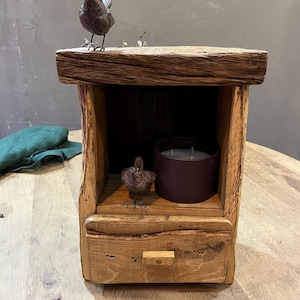 Puede incluir: Una taza de cerámica blanca con un asa negra y el texto "But First, Coffee" en negrita negra. La taza probablemente tiene 325 ml de capacidad y está sobre una superficie blanca.