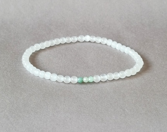 Pequeña pulsera de selenita con delicadas esmeraldas, joyería de selenita