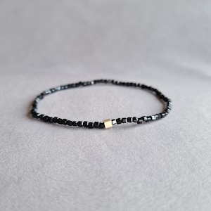 Pulsera pequeña de turmalina negra con cristales protectores y turmalina negra.