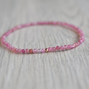 Pequena pulseira de turmalina rosa com contas de ouro rosa, pulseira de proteção, cristais de cura de turmalina, presentes para mulheres