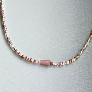 Zarte Choker-Halskette mit Saatperlen und einem Anhänger aus rohem Rubinkristall