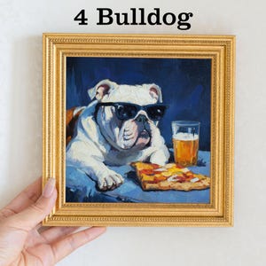 K&ouml;nnte beinhalten: Gerahmtes Gem&auml;lde eines wei&szlig;en und braunen Bulldoggen mit Sonnenbrille, einer Pizzaschnitte und einem Bierglas. Das Gem&auml;lde befindet sich in einem goldenen Rahmen und tr&auml;gt oben den Text "4 Bulldog".