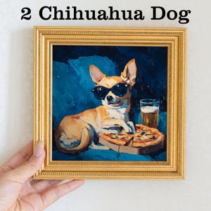 K&ouml;nnte beinhalten: Gerahmtes Gem&auml;lde eines Chihuahuas mit Sonnenbrille, Pizza und einem Bierglas. Das Bild hat einen goldenen Rahmen und den Text "2 Chihuahua Dog" oben.