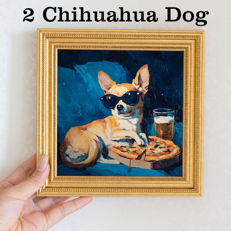 K&ouml;nnte beinhalten: Gerahmtes Gem&auml;lde eines Chihuahuas mit Sonnenbrille, Pizza und einem Bierglas. Das Bild hat einen goldenen Rahmen und den Text "2 Chihuahua Dog" oben.