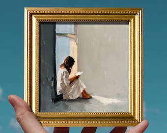 Dipinto ad olio originale di una ragazza che legge, piccola opera d'arte figurativa con cornice, elegante decorazione murale con donna, opera d'arte dipinta a mano 5x5, regalo di Natale per un'amica