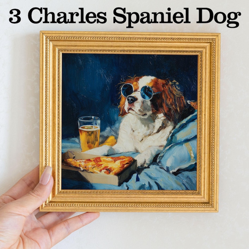 K&ouml;nnte beinhalten: Gerahmtes Gem&auml;lde eines Cavalier King Charles Spaniel mit Sonnenbrille, auf einer blauen Oberfl&auml;che mit Pizza und einem Bierglas. Der goldene Rahmen umgibt das Bild, mit dem Text "3 Charles Spaniel Dog" oben.
