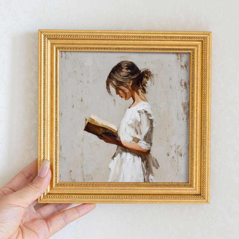 Pu&ograve; includere: Dipinto incorniciato di una persona che legge un libro. L'opera raffigura una persona con un vestito bianco, assorta nella lettura. La cornice &egrave; dorata e il dipinto ha una tavolozza di colori caldi e tenui.
