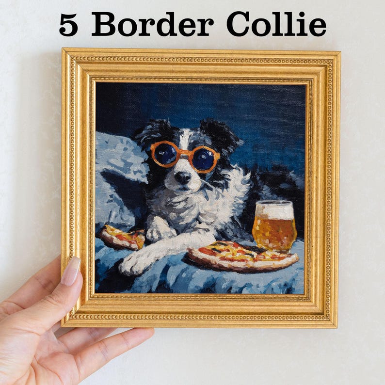 K&ouml;nnte beinhalten: Gerahmtes Gem&auml;lde mit einem Border Collie mit orangefarbener Sonnenbrille, Pizza und einem Bierglas. Das Gem&auml;lde hat einen goldenen Rahmen und den Text "5 Border Collie" oben. Der Hund liegt auf einer blauen Oberfl&auml;che.