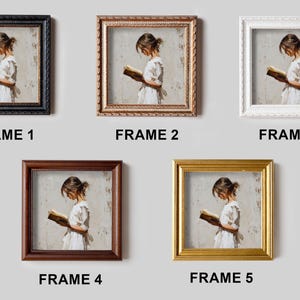 Pu&ograve; includere: Cinque stampe artistiche incorniciate raffiguranti una persona che legge un libro. Le cornici variano per stile e colore: nero, oro, marrone, bianco e oro ornato. Ogni stampa ha il testo "FRAME" seguito da un numero.