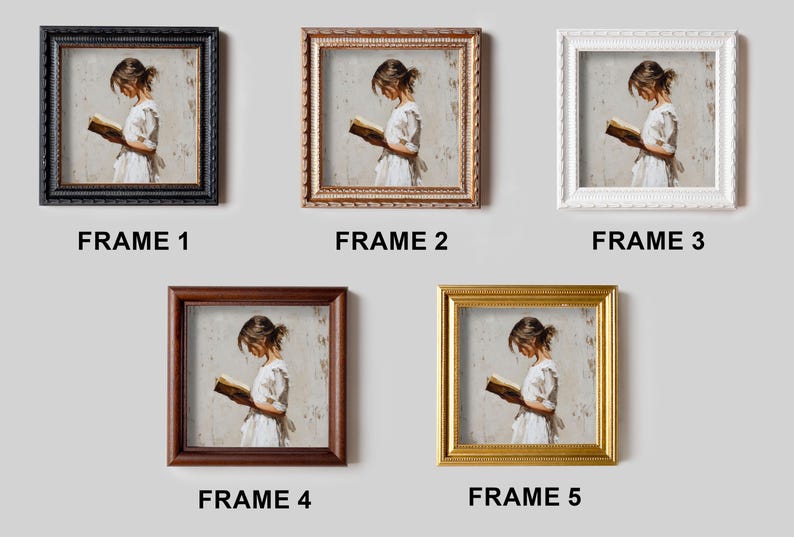 Pu&ograve; includere: Cinque stampe artistiche incorniciate raffiguranti una persona che legge un libro. Le cornici variano per stile e colore: nero, oro, marrone, bianco e oro ornato. Ogni stampa ha il testo "FRAME" seguito da un numero.
