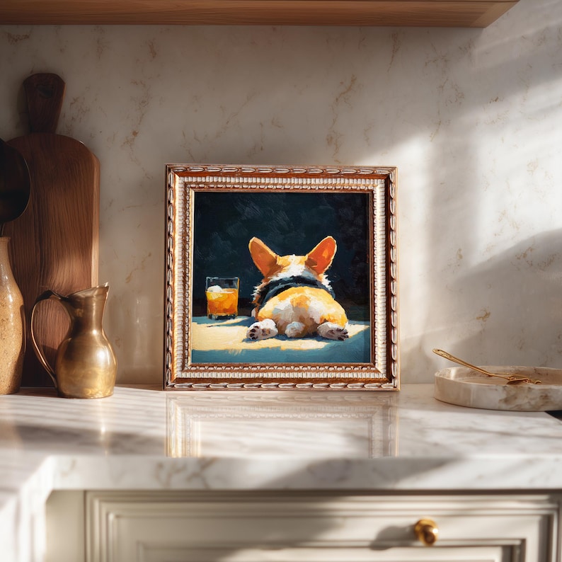 K&ouml;nnte beinhalten: Ein quadratisches, gerahmtes Gem&auml;lde zeigt einen Corgi-Hund, der liegt und von hinten betrachtet wird. Der Hund hat orange-wei&szlig;es Fell und tr&auml;gt ein schwarzes Halsband. Ein Glas bernsteinfarbener Fl&uuml;ssigkeit steht neben dem Hund. Der Rahmen ist gold und wei&szlig;.
