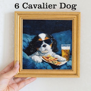 K&ouml;nnte beinhalten: Gerahmtes Gem&auml;lde eines Cavalier King Charles Spaniel mit Sonnenbrille, der Pizza und Bier genie&szlig;t. Das Gem&auml;lde hat einen goldenen Rahmen und den Text "6 Cavalier Dog" oben.