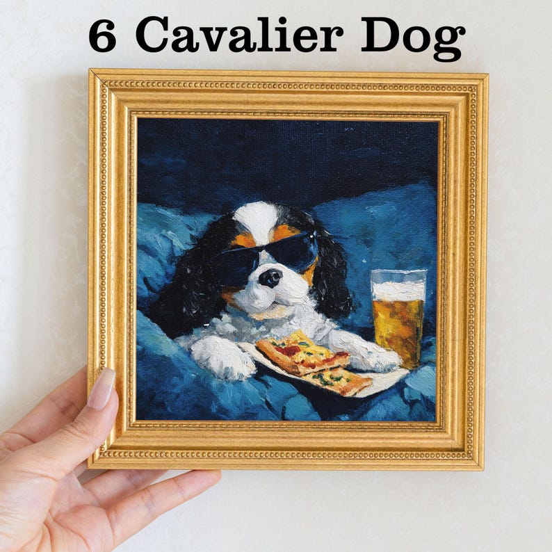 K&ouml;nnte beinhalten: Gerahmtes Gem&auml;lde eines Cavalier King Charles Spaniel mit Sonnenbrille, der Pizza und Bier genie&szlig;t. Das Gem&auml;lde hat einen goldenen Rahmen und den Text "6 Cavalier Dog" oben.
