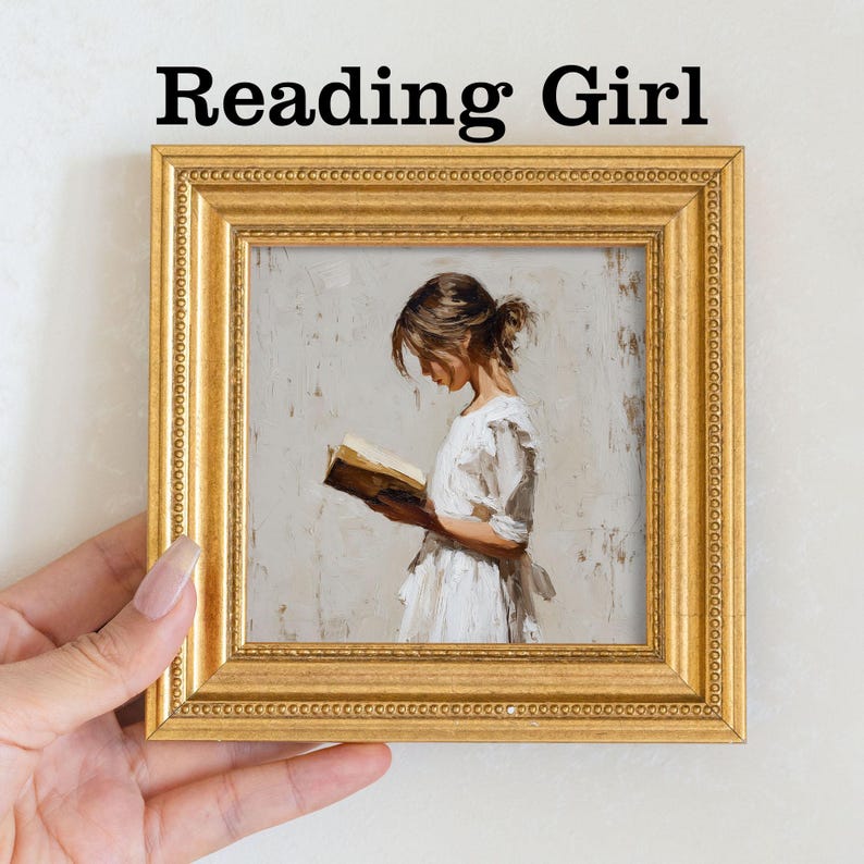 Pu&ograve; includere: Una stampa incorniciata con un dipinto di una ragazza che legge un libro. L'opera &egrave; presentata in una cornice dorata ornata. Il testo "Reading Girl" &egrave; visualizzato in alto. La ragazza indossa un vestito bianco.