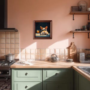K&ouml;nnte beinhalten: Ein gerahmtes Kunstwerk zeigt einen Corgi-Hund, der sich in der N&auml;he eines Glases Orangensaft ausruht. Der Hund wird von hinten gesehen, mit seinem flauschigen Hinterteil und kurzen Beinen. Das Kunstwerk ist vor einem dunklen Hintergrund.
