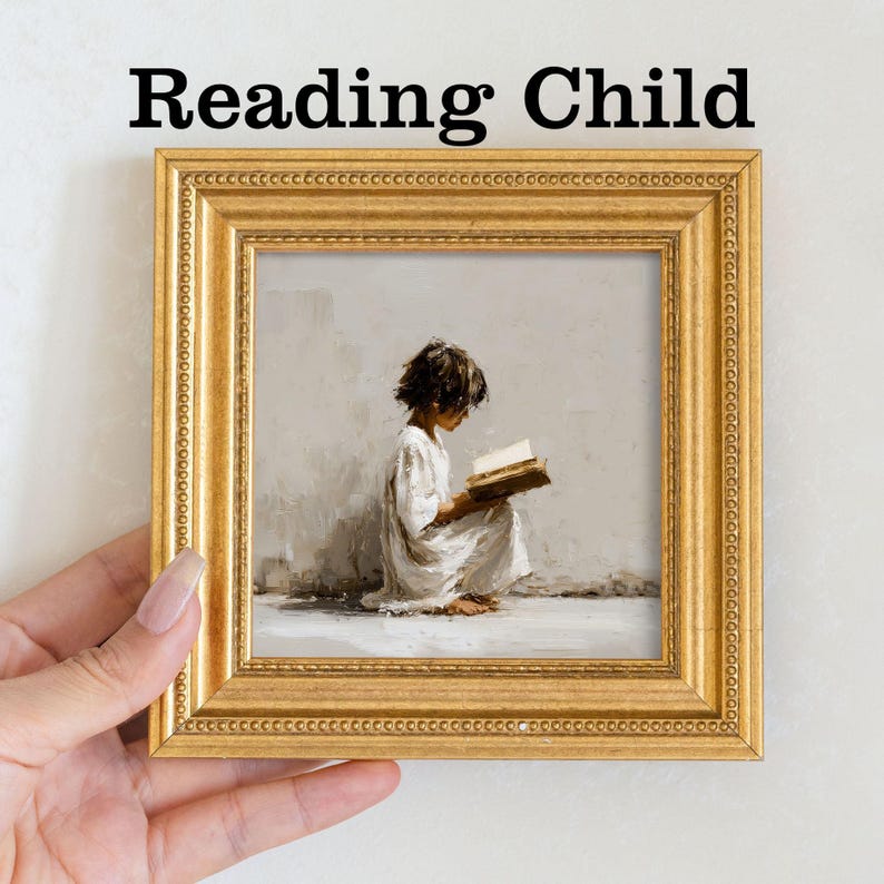 Pu&ograve; includere: Stampa incorniciata con la scritta "Reading Child". L'opera raffigura un bambino in abito bianco intento a leggere un libro. La cornice dorata &egrave; tenuta da una mano su sfondo bianco.