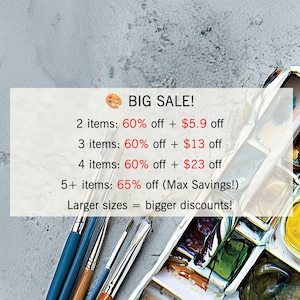 Op de afbeelding: Afbeelding met een schilderspalet, penselen en tekst met de tekst "BIG SALE!" met kortingsdetails. De tekst bevat aanbiedingen zoals 60% korting en 65% korting voor meerdere gekochte artikelen. Grotere maten = grotere kortingen!