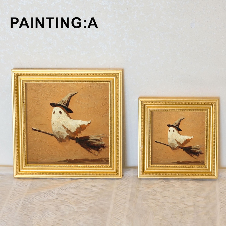 Pu&ograve; includere: Due dipinti incorniciati raffiguranti un fantasma con un cappello da strega su una scopa. L'opera d'arte &egrave; incorniciata in cornici dorate e su uno sfondo marrone caldo. Il testo "PAINTING:A" &egrave; in alto.