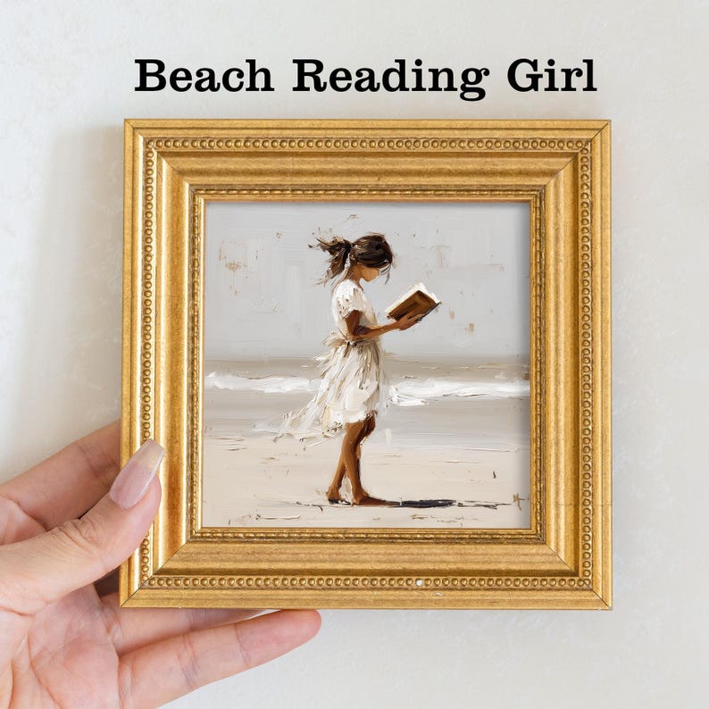 Pu&ograve; includere: Una stampa incorniciata intitolata "Beach Reading Girl" raffigura una persona con un vestito bianco che legge un libro su una spiaggia. L'opera d'arte &egrave; in una cornice dorata ornata. Lo sfondo mostra una scena di spiaggia con colori tenui e neutri.