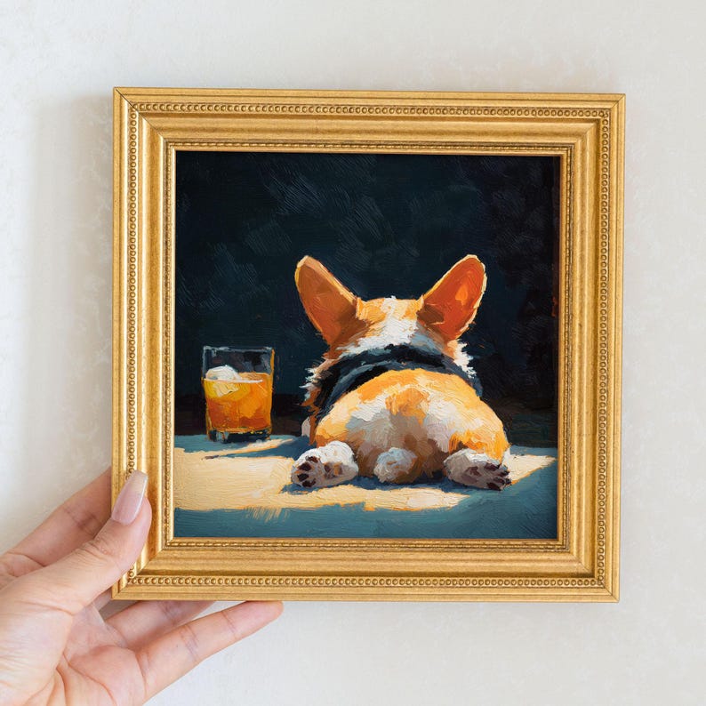 K&ouml;nnte beinhalten: Gerahmtes Gem&auml;lde, das einen Corgi-Hund von hinten zeigt, mit orangefarbenem und wei&szlig;em Fell, der einen schwarzen Kragen tr&auml;gt. Ein Glas bernsteinfarbener Fl&uuml;ssigkeit mit Eis befindet sich links. Das Gem&auml;lde ist in einem Goldrahmen.