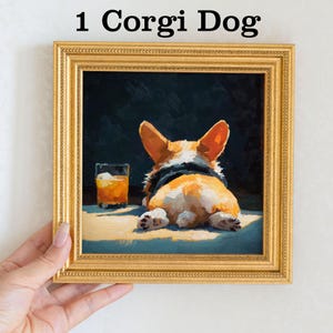 K&ouml;nnte beinhalten: Gerahmtes Gem&auml;lde eines Corgi-Hundes mit dem R&uuml;cken zum Betrachter, mit schwarzem Halsband und einem Glas bernsteinfarbener Fl&uuml;ssigkeit mit Eis. Das Gem&auml;lde befindet sich in einem goldenen Rahmen, mit dem Text "1 Corgi Dog" oben.