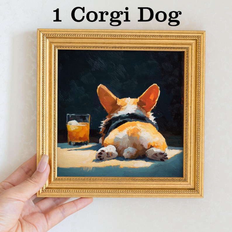 K&ouml;nnte beinhalten: Gerahmtes Gem&auml;lde eines Corgi-Hundes mit dem R&uuml;cken zum Betrachter, mit schwarzem Halsband und einem Glas bernsteinfarbener Fl&uuml;ssigkeit mit Eis. Das Gem&auml;lde befindet sich in einem goldenen Rahmen, mit dem Text "1 Corgi Dog" oben.