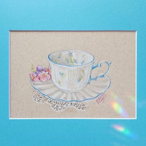 Disegno originale a matita su carta opaca – Tazza di porcellana, decorazione murale minimalista con pizzo e violette – Cucina blu o arredamento cottagecore