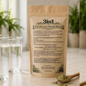 Puede incluir: Una bolsa de papel marrón etiquetada como "3in1 Anti-Parasite Herbal Blend" con texto que describe el producto e instrucciones de uso. Una cuchara de madera con polvo verde y dos vasos de agua están en la imagen.