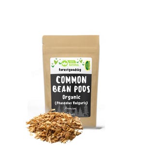 Peut inclure: Un sac en papier kraft avec l'inscription "COMMON BEAN PODS Organic (Phaseolus Vulgaris) Premium Grade" et la marque "Forestgoodsbg". Un tas de gousses de haricots brunes est devant le sac. Le sac a une étiquette verte et blanche.