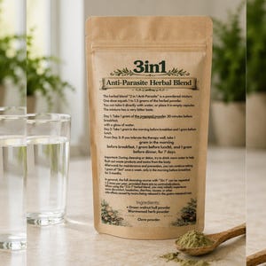 Puede incluir: Una bolsa de papel marrón con la etiqueta "3in1 Anti-Parasite Herbal Blend" con instrucciones. Una cuchara de madera contiene polvo verde, y dos vasos de agua están en el fondo. La mezcla contiene cáscara de nuez verde, ajenjo y clavo en polvo.