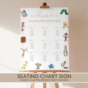 Può includere: Un cartello bianco con il piano dei posti a sedere su un cavalletto, con illustrazioni di personaggi delle fiabe. Il cartello recita "welcome, PLEASE FIND YOUR SEAT" e include i numeri dei tavoli e lo spazio per i nomi. La parte inferiore del cartello dice "SEATING CHART SIGN, A NEW CHAPTER BEGINS BABY SHOWER."