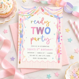 Puede incluir: Una tarjeta de invitación de cumpleaños rectangular con un borde de rayas rosa claro y blanco, guirnaldas coloridas y estrellas. El texto dice ready TWO party, JOIN US IN CELEBRATING JOSIE'S 2ND BIRTHDAY, SATURDAY, MARCH 27, 2:00PM, 123 ANY ST., ANY CITY, 12345, RSVP: 123-456-7890.