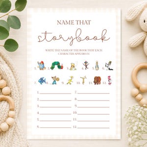 Peut inclure: Une carte de jeu blanche intitulée Name That Storybook avec une bordure à carreaux beige clair. La carte présente douze illustrations numérotées de personnages de livres pour enfants et douze lignes vides pour écrire les titres des livres.