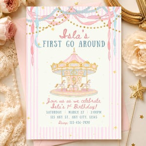 Può includere: Un biglietto d'invito rettangolare con un bordo a righe rosa e bianche, festoni blu e rosa pendenti e puntini dorati. Il testo recita Isla's FIRST GO AROUND, Join us as we celebrate Isla's 1st Birthday, con un'illustrazione di una giostra.
