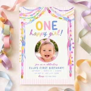 Puede incluir: Una tarjeta de invitación de cumpleaños rectangular con fondo blanco y rayas verticales de color rosa claro. El texto dice ONE happy girl! y join us in celebrating ELLA'S FIRST BIRTHDAY! con una foto circular de un bebé sonriente.