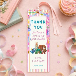 Könnte beinhalten: Ein rechteckiges Lesezeichen aus Papier mit hellrosa-weiß gestreiftem Rand, das den Text THANK YOU for being a part of my first chapter, LOVE, ELLA MAY und 12.08.2026 enthält. Es zeigt Illustrationen von Tieren mit Partyhüten und ein rosa Band.