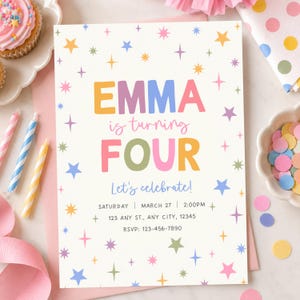 Pode incluir: Um cartão de convite de aniversário retangular com fundo branco, estrelas coloridas e o texto EMMA is turning FOUR. Inclui os detalhes: SATURDAY | MARCH 27 | 2:00PM, 123 ANY ST., ANY CITY, 12345, e RSVP: 123-456-7890.