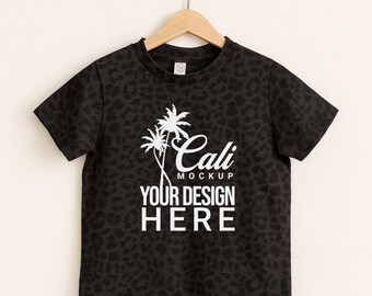 Kaninchenfelle 3321 Tshirt Mockup, 3321 Kleinkind hängend, Real Produkt Mock, trendiges neutrales Kinder Jugend Shirt, schwarzer Leopard