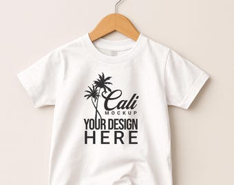 Kaninchenfelle 3321 Tshirt Mockup, 3321 Kleinkind hängend, Real Produkt Mock, Trendy Neutral Kinder Jugend Shirt, Weiß