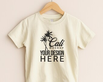 Kaninchenfelle 3321 Tshirt Mockup, 3321 Kleinkind hängend, Real Produkt Mock, Trendy Neutral Kinder Jugend Shirt, Natürlich
