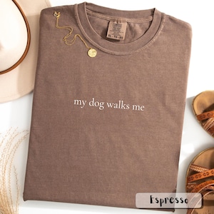 T-shirt Mon chien qui me promène, t-shirt drôle pour amoureux des animaux de compagnie, t-shirt en coton unisexe, chemise pour maman chien, cadeau pour les amoureux des chiens, tenue décontractée de tous les jours, chemise chien drôle