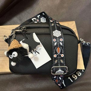 Schwarze Umhängetasche aus veganem Leder für Damen – kleine Schultertasche mit floralem Design