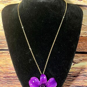 Realistic Resin Orchid Pendant Necklace – Fuchsia Purple Flower Necklace – Gold Stainless Steel Chain – Botanical Jewelry – Nature-Inspired
