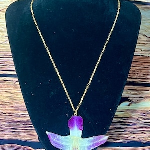 Real Orchid Flower Necklace – Pressed Purple Orchid Pendant on Gold Chain – Handmade Botanical Jewelry – Unique Nature-Inspired Gift for Her