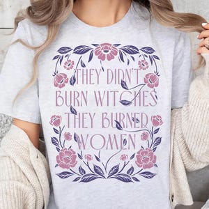 Non hanno bruciato le streghe, hanno bruciato le donne, maglietta sui diritti delle donne, maglietta da strega, maglietta da donna, maglietta da strega liberale, regalo di Halloween da donna