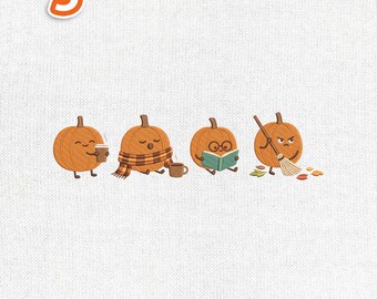 Pode incluir: Um design de bordado com quatro abóboras laranja com rostos. Uma segura um café, uma usa um cachecol xadrez com uma caneca, uma lê um livro com óculos e uma varre folhas com uma vassoura. Texto: 5 SIZES 4" 5" 6" 7" 8" e DST EXP HUS JEF PES VP3 XXX.