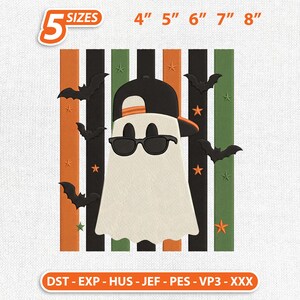 Può includere: Un disegno per ricamo raffigurante un fantasma bianco che indossa un berretto da baseball nero e occhiali da sole neri. Lo sfondo è composto da strisce verticali arancioni, nere e verdi con piccole stelle e pipistrelli neri sparsi.