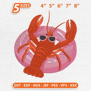 Könnte beinhalten: Ein Stickmuster mit einem leuchtend orangefarbenen Hummer, der eine rosa Sonnenbrille trägt und in einem runden, rosa Schwimmring treibt. Der Text 5 SIZES 4" 5" 6" 7" 8" steht oben und DST - EXP - HUS - JEF - PES - VP3 - XXX unten.