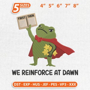 Könnte beinhalten: Ein Stickmuster mit einem grünen Frosch in einem roten Umhang, der ein Schild mit der Aufschrift FIRST THEN und gelbe Sterne hält. Darunter steht der Text WE REINFORCE AT DAWN. Das Design ist in den Größen 4, 5, 6, 7 und 8 Zoll erhältlich.