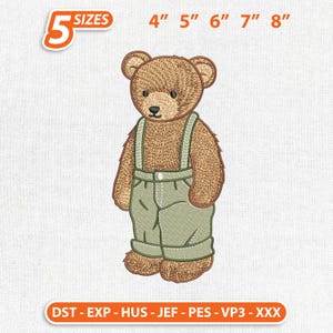 Peut inclure: Un motif de broderie représentant un ours en peluche marron portant une salopette vert clair à bretelles. Le texte 5 SIZES 4" 5" 6" 7" 8" figure en haut et DST - EXP - HUS - JEF - PES - VP3 - XXX est inscrit en bas de l'image.